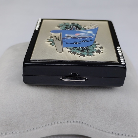 Estee Lauder Translucent Pressed Powder - Black and Silver Compact - Picture 2 of 16